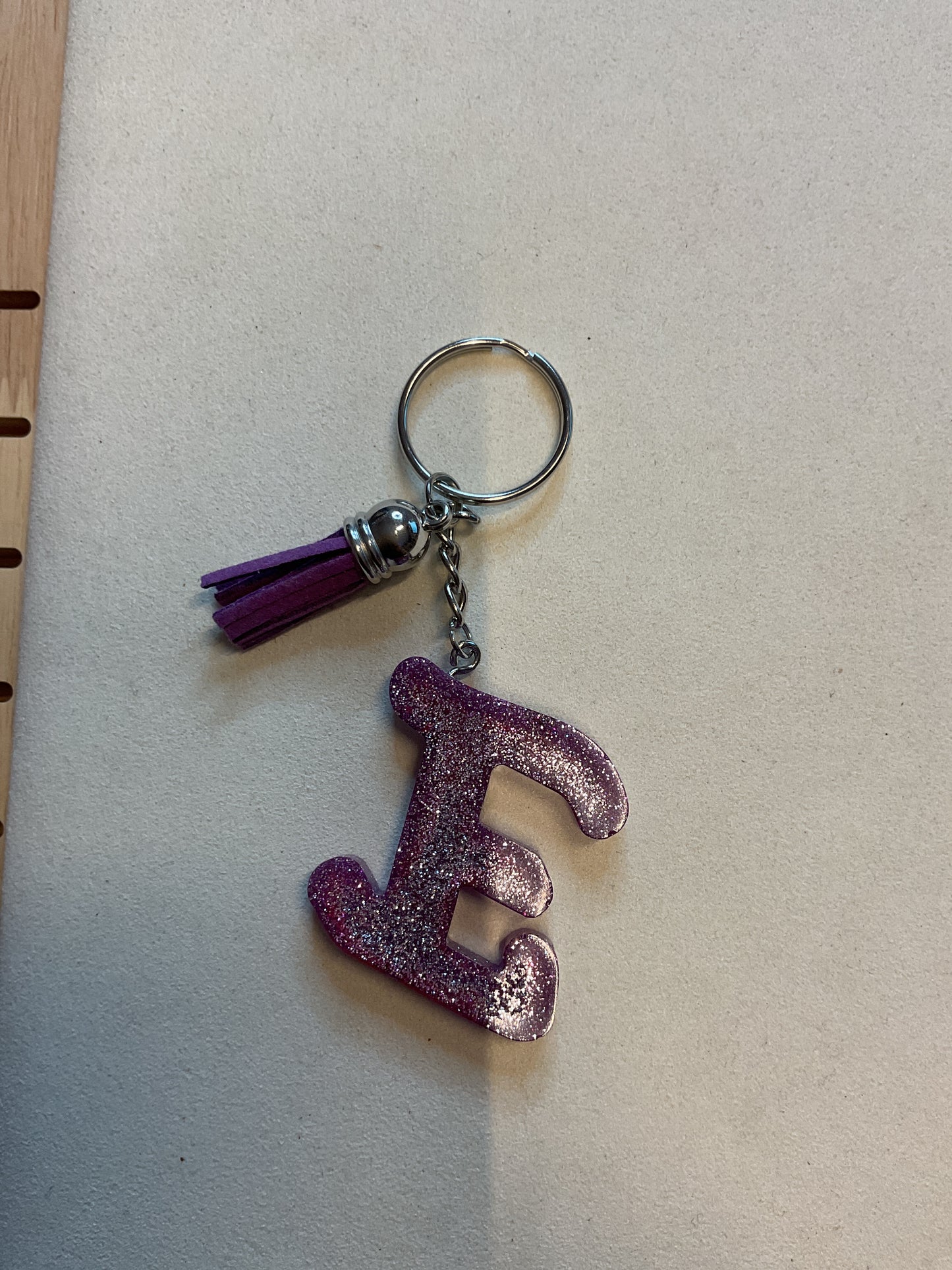 Porte clé E violet