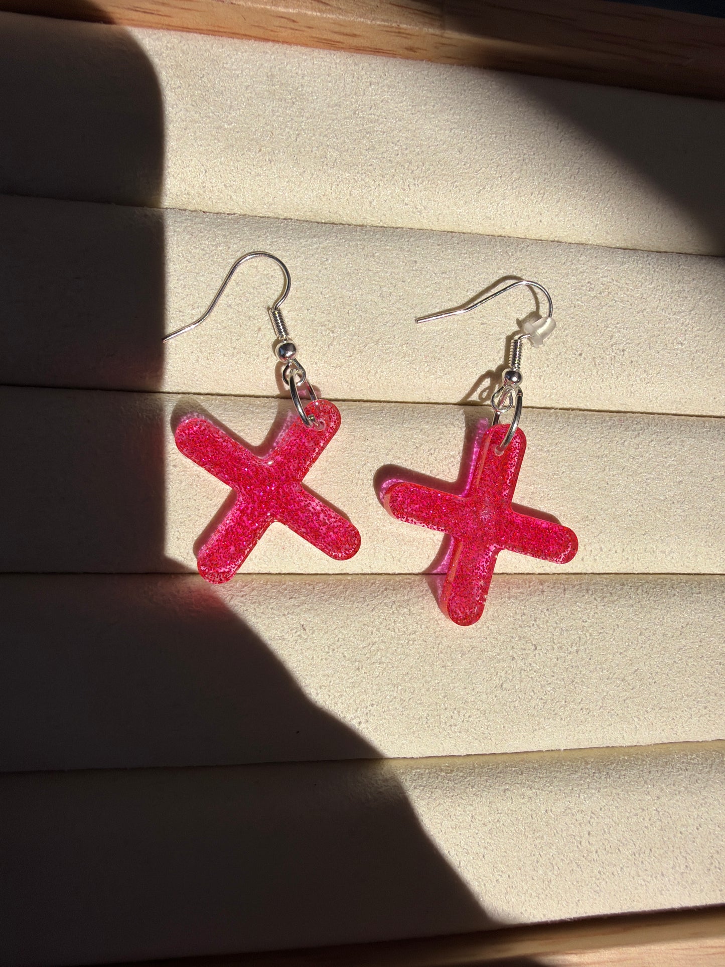Boucle d’oreille croix rose
