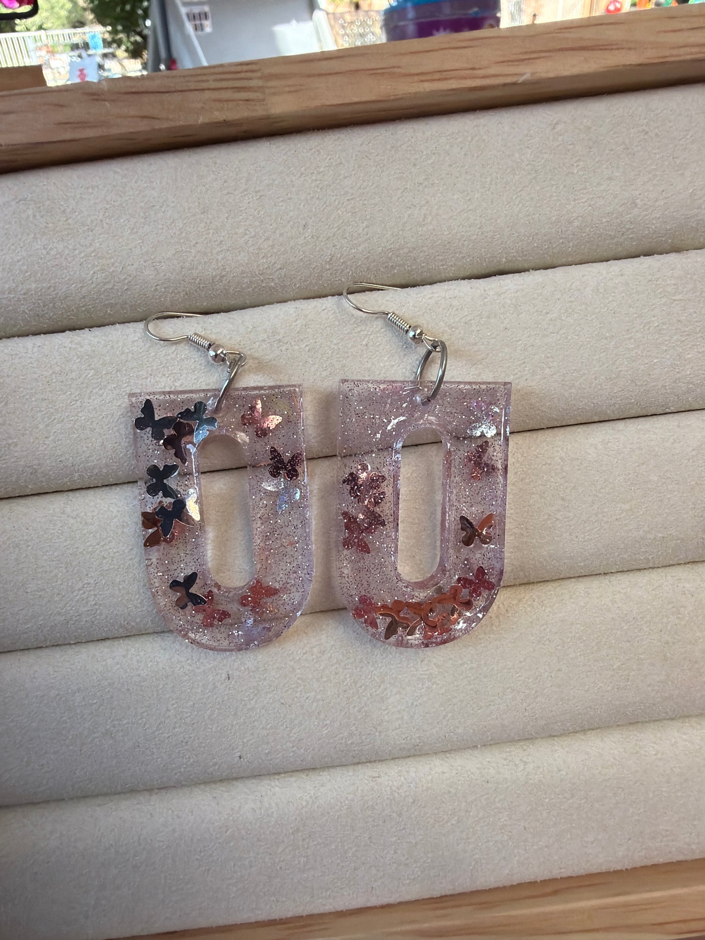 Boucle d’oreille rosé papillon
