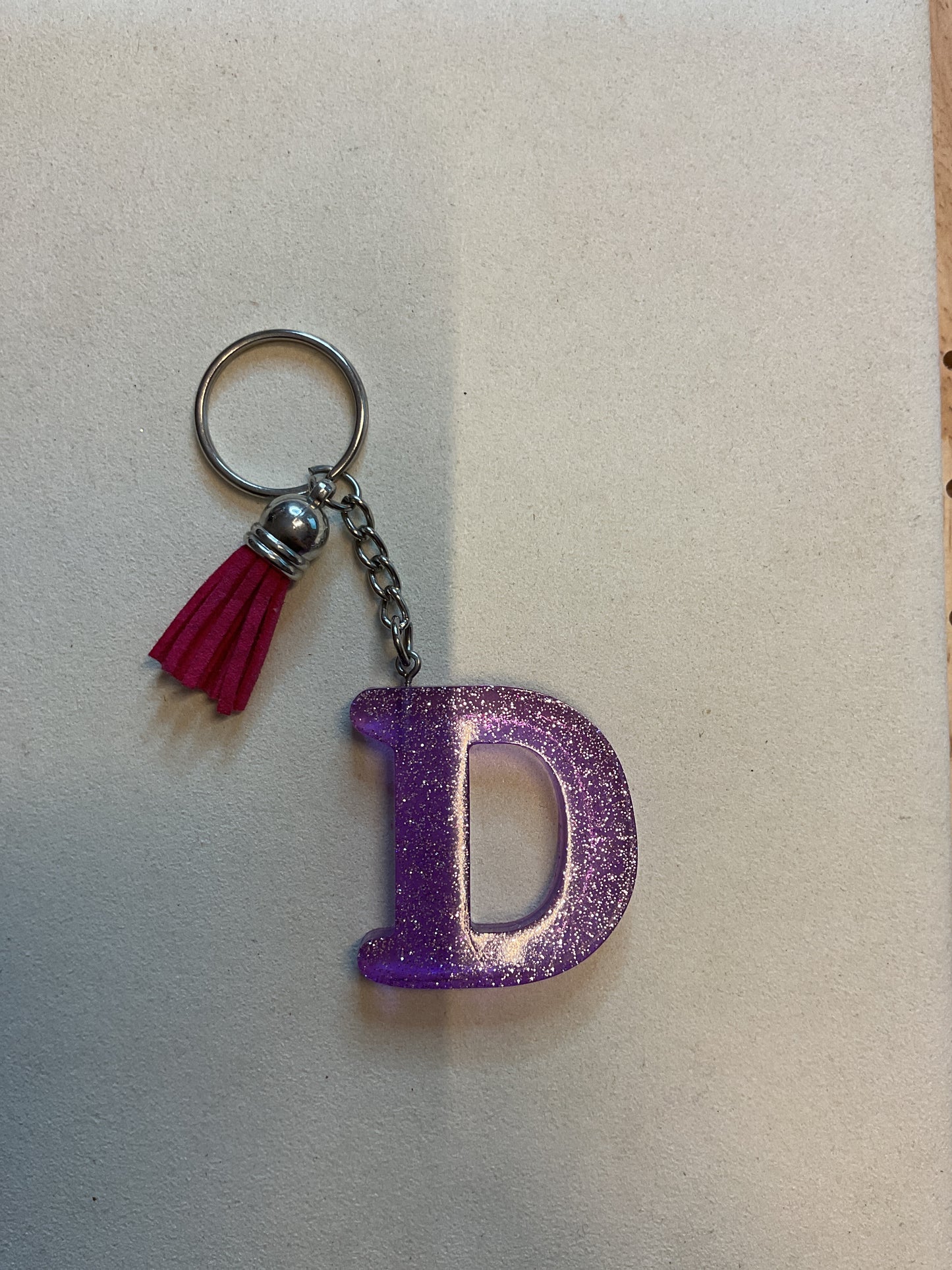 Porte clé D violet
