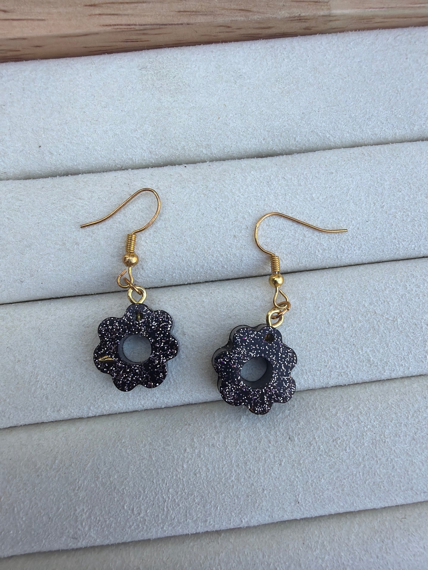 Boucle d’oreille marguerite noir brillant