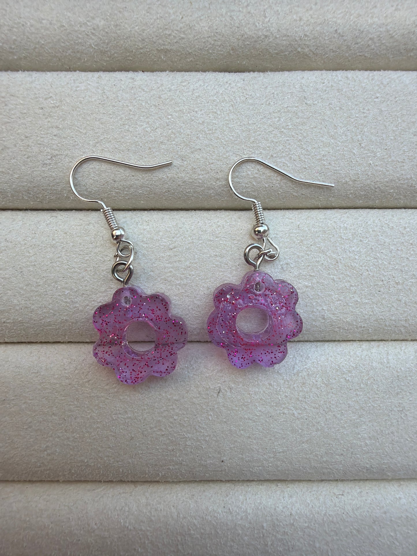 Boucle d’oreille violette fleur