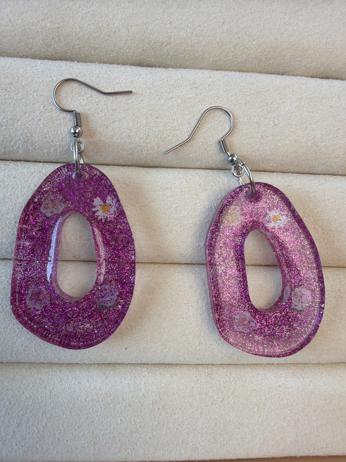 Boucle d’oreille violette