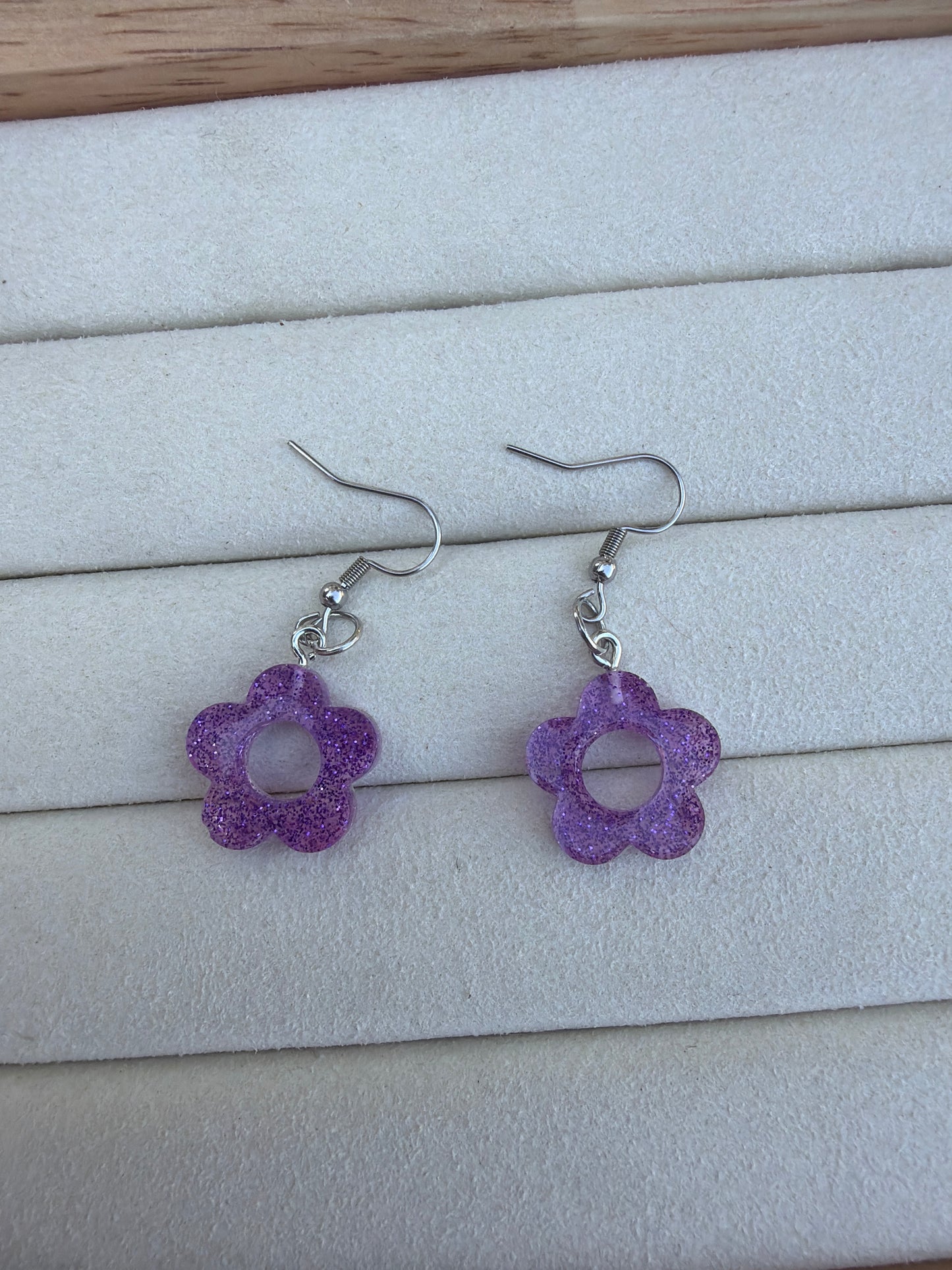 Boucle d’oreille marguerite violette
