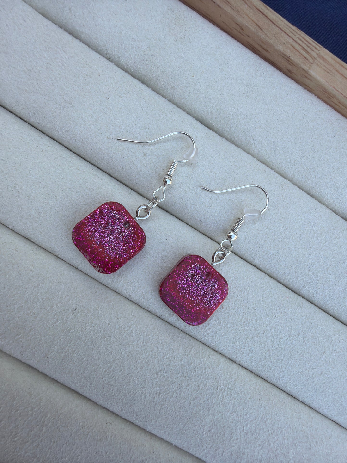 Boucle d’oreille carré rose