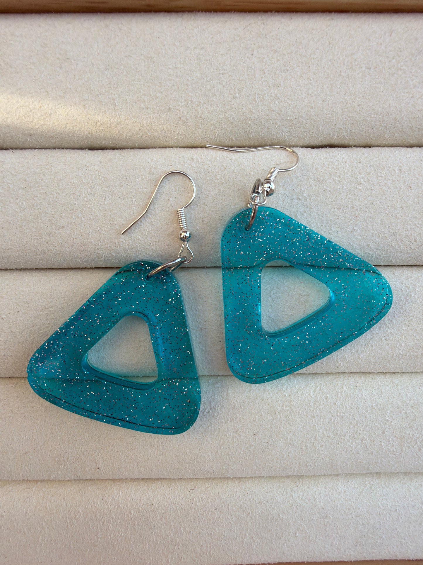 Boucle d’oreille bleu triangle